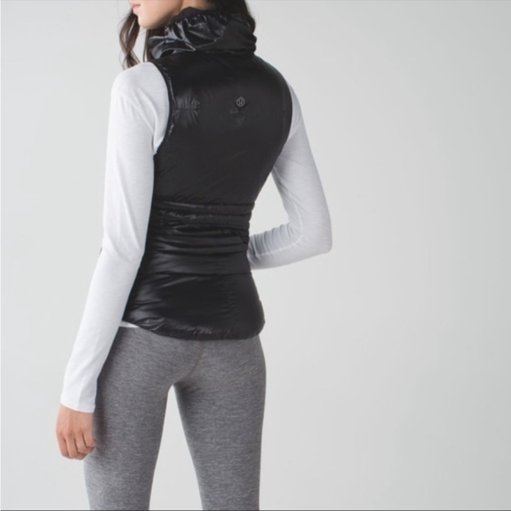 Lululemon Fluffin Awesome Vest Black shiny
goose down size 4 in great condition